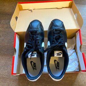 Nike Cortez original leather. WMNS Classic Cortez Leather. BLACK/WHITE SIZE 9.5